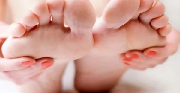 Μύκητες στα πόδια: Πώς τους αποκτάς και πώς τους ξεφορτώνεσαι